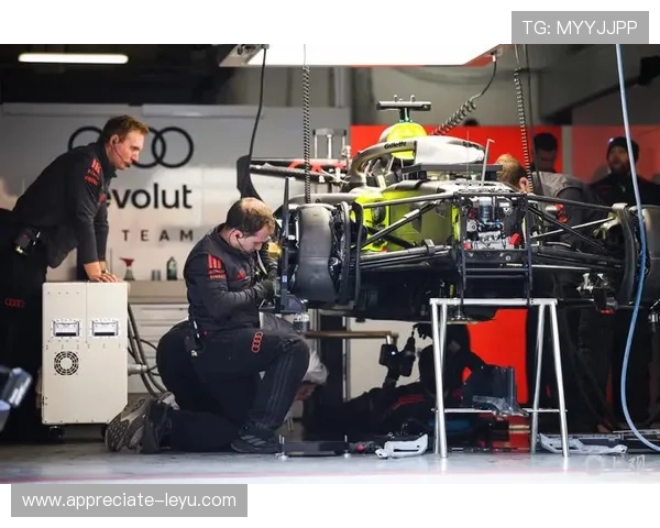 F1赛季最新动态揭晓各车队战略调整与车手表现解析 F1赛季最新动态揭晓各车队战略调整与车手表现解析