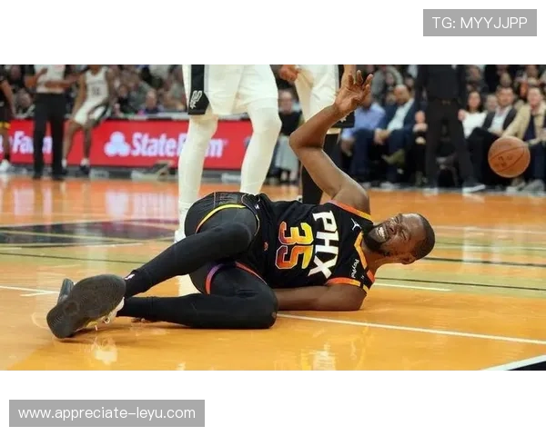 NBA季后赛首轮激战正酣，詹姆斯与杜兰特领衔球队争夺冠军荣耀